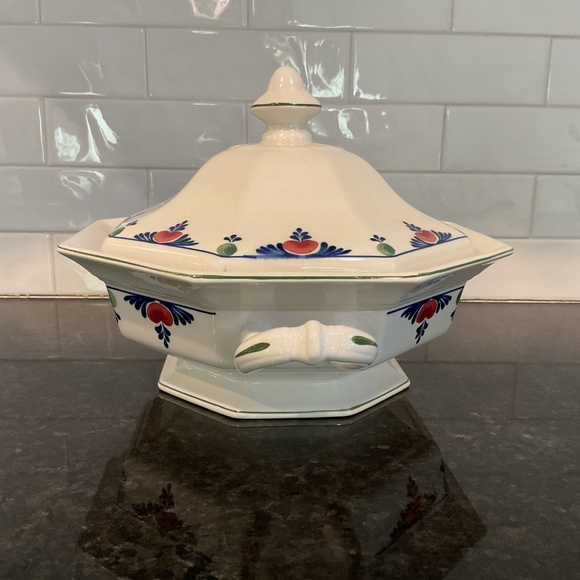 8 1/2" Round Covered Vegetable Bowl - Picture 5 of 10